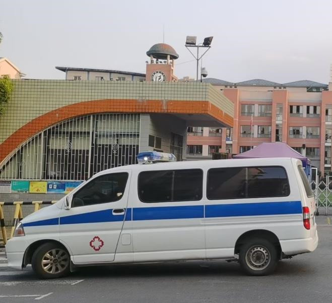 镜铁区救护车出租护送骨折病人一公里多少钱